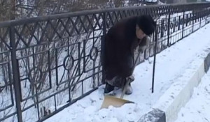 Иван Вислогузов чистит снег.