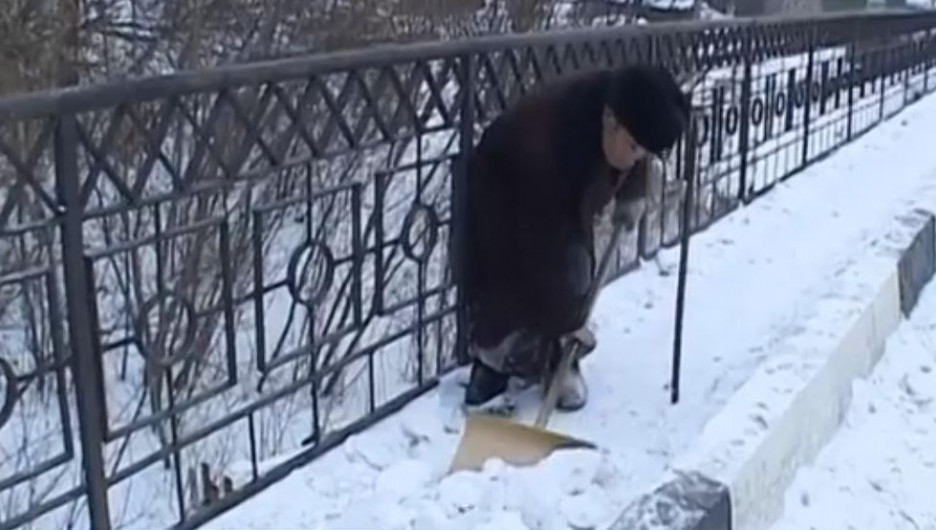 Иван Вислогузов чистит снег.