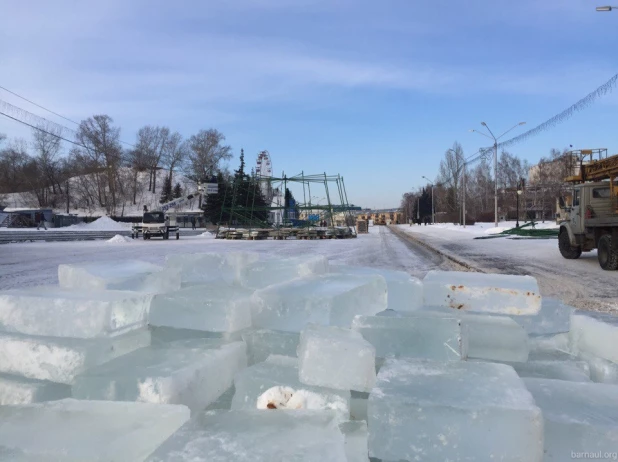 Строительство новогоднего городка-2017.