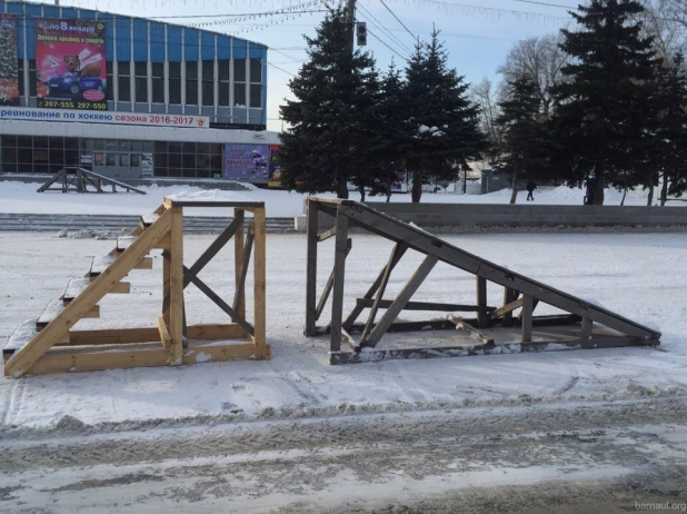 Строительство новогоднего городка-2017.