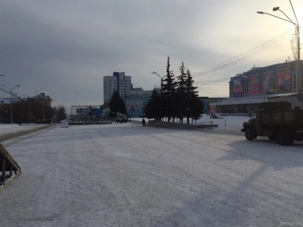 Строительство новогоднего городка-2017.