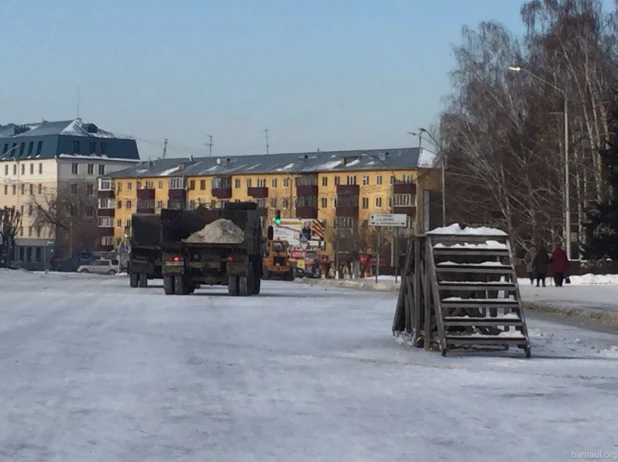 Строительство новогоднего городка-2017.