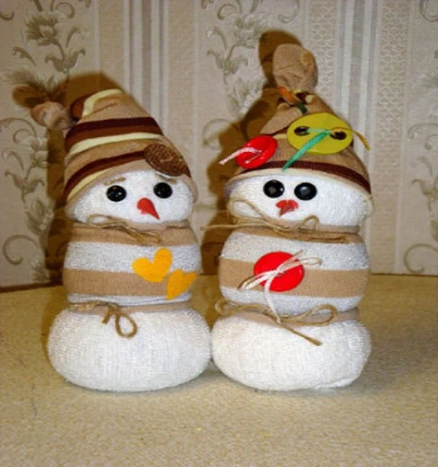 Снеговик из риса и носков