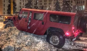 Москвоские мажоры гоняли по тротуарам и газонам на территории МГУ.