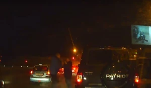 Драка водителей на проспекте Строителей в Барнауле.