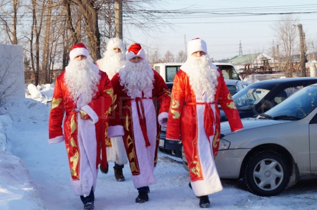 Деды Морозы Бийского олеумного завода поздравляли горожан. 10 декабря 2016 года.