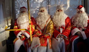 Деды Морозы Бийского олеумного завода поздравляли горожан. 10 декабря 2016 года.