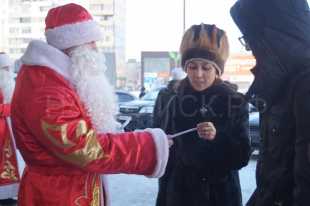 Деды Морозы Бийского олеумного завода поздравляли горожан. 10 декабря 2016 года.