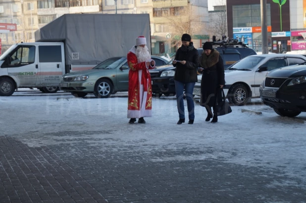 Деды Морозы Бийского олеумного завода поздравляли горожан. 10 декабря 2016 года.