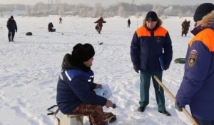 МЧС инструктирует рыбаков по поводу правил поведения зимой.