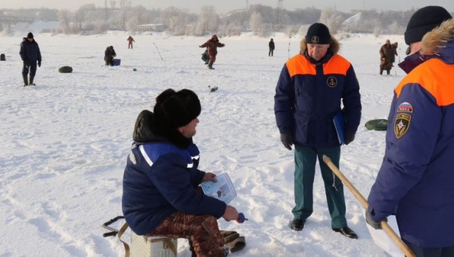 МЧС инструктирует рыбаков по поводу правил поведения зимой.