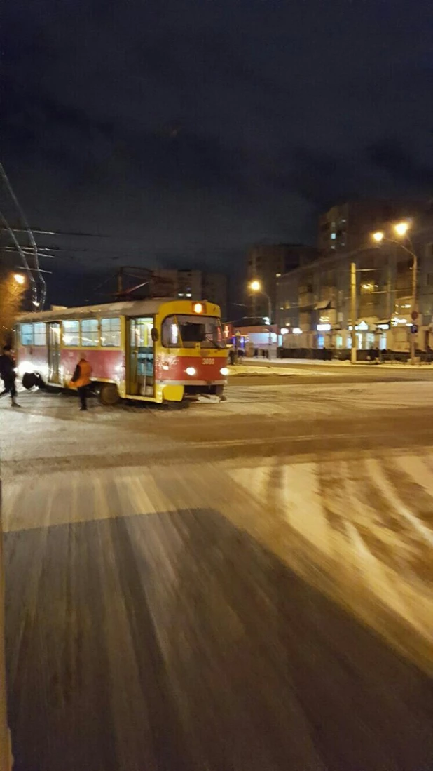 В Барнауле трамвай сошел с рельсов. 13 декабря 2016 года.