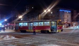 В Барнауле трамвай сошел с рельсов. 13 декабря 2016 года.
