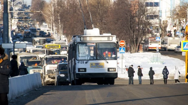 В Барнауле открыли движение по мосту через Барнаулку. 13 декабря 2016 года.