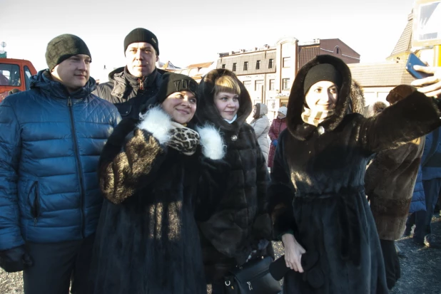 В Барнауле открыли движение по мосту через Барнаулку. 13 декабря 2016 года.