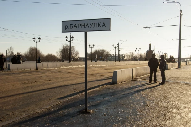 В Барнауле открыли движение по мосту через Барнаулку. 13 декабря 2016 года.