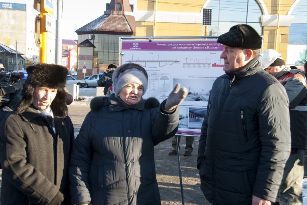 В Барнауле открыли движение по мосту через Барнаулку. 13 декабря 2016 года.