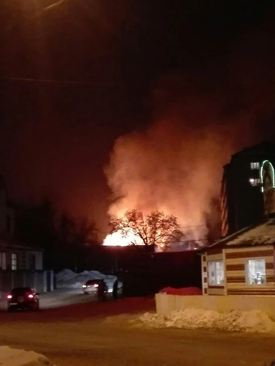 Видео и фотофакты. В Барнауле сгорел банный комплекс 