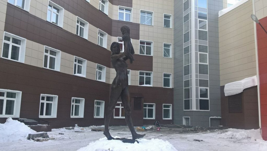 Скульптура в краевом перинатальном центре.