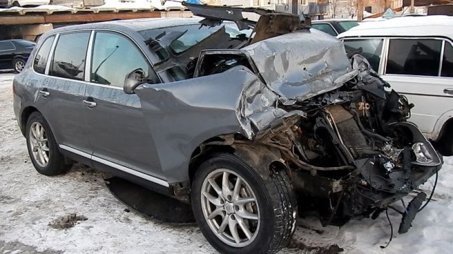 В Барнауле молодой угонщик разбил чужой Porsche Cayenne.