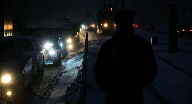 Автомобили зимой. Пробки. Мужчина на остановке.