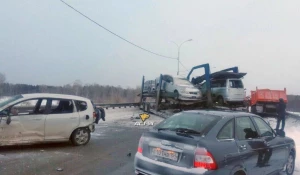 Авария с грузовиками в Новосибирске.
