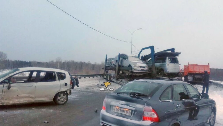 Авария с грузовиками в Новосибирске.