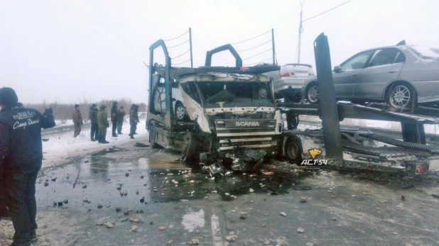 Авария с грузовиками в Новосибирске.