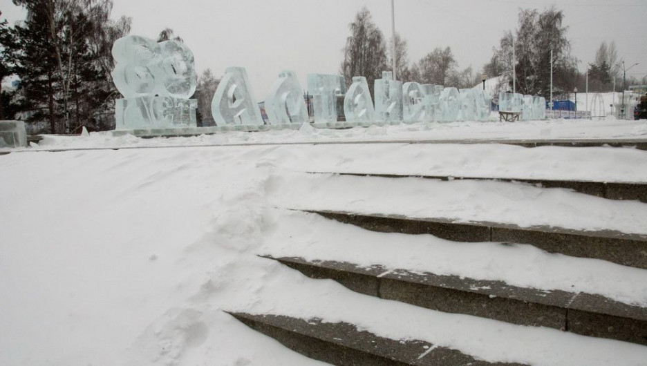 Новогодний снежный городок на площади Сахарова.