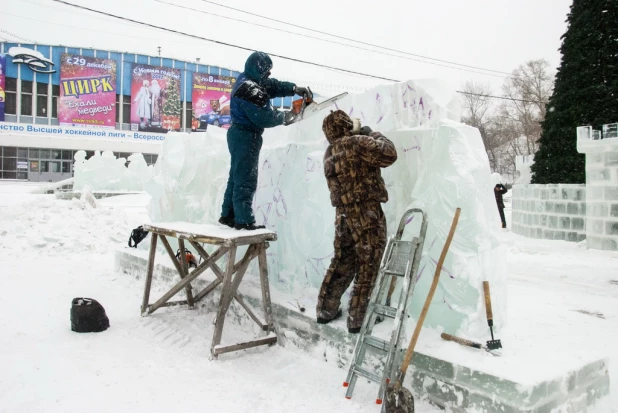 Новогодний снежный городок на площади Сахарова.