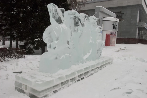 Новогодний снежный городок на площади Сахарова.