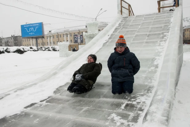 Новогодний снежный городок на площади Сахарова.