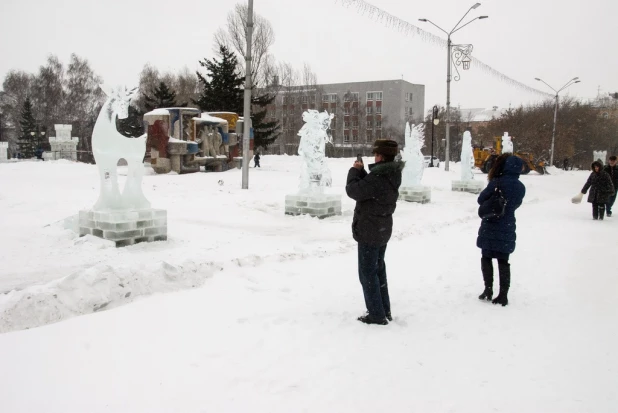 Новогодний снежный городок на площади Сахарова.