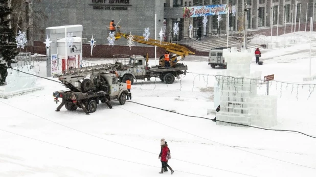 Новогодний снежный городок на площади Сахарова.