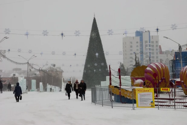 Новогодний снежный городок на площади Сахарова.