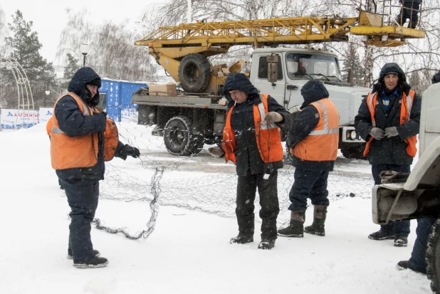 Новогодний снежный городок на площади Сахарова.