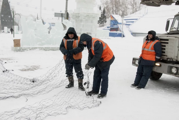 Новогодний снежный городок на площади Сахарова.