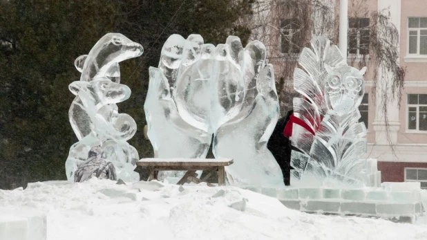 Новогодний снежный городок на площади Сахарова.