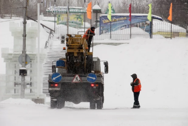 Новогодний снежный городок на площади Сахарова.