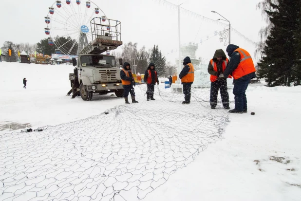 Новогодний снежный городок на площади Сахарова.