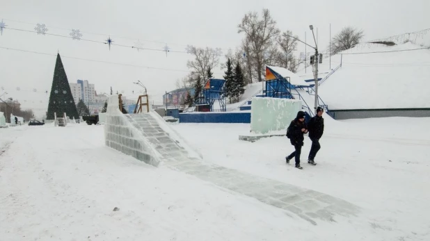 Новогодний снежный городок на площади Сахарова.