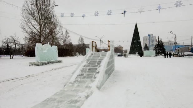 Новогодний снежный городок на площади Сахарова.