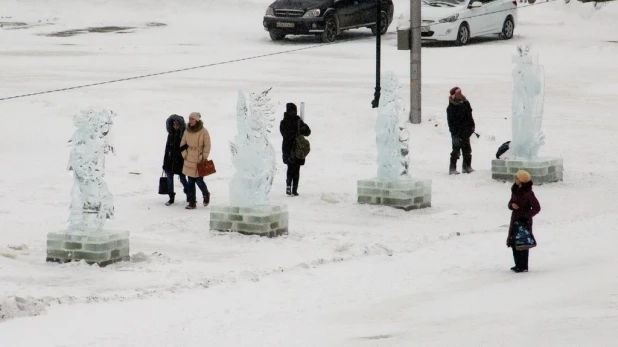 Новогодний снежный городок на площади Сахарова.