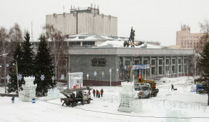 Новогодний снежный городок на площади Сахарова.