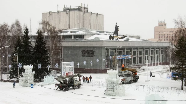 Новогодний снежный городок на площади Сахарова.