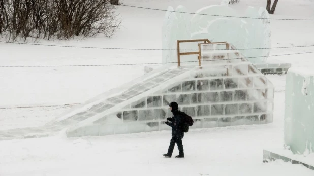 Новогодний снежный городок на площади Сахарова.