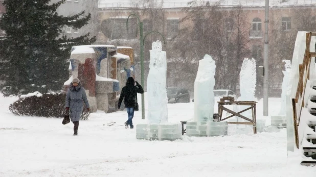 Новогодний снежный городок на площади Сахарова.