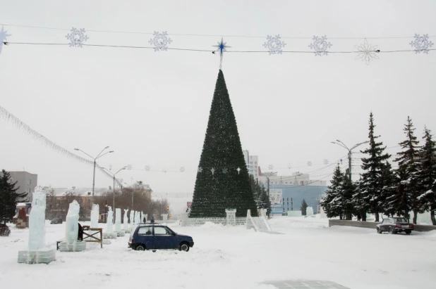 Новогодний снежный городок на площади Сахарова.