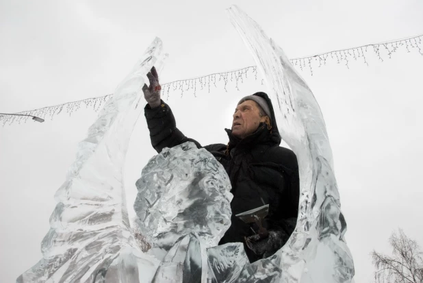 Новогодний снежный городок на площади Сахарова.