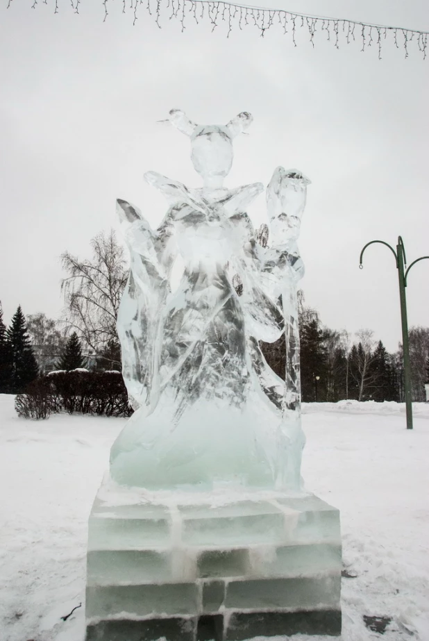 Новогодний снежный городок на площади Сахарова.